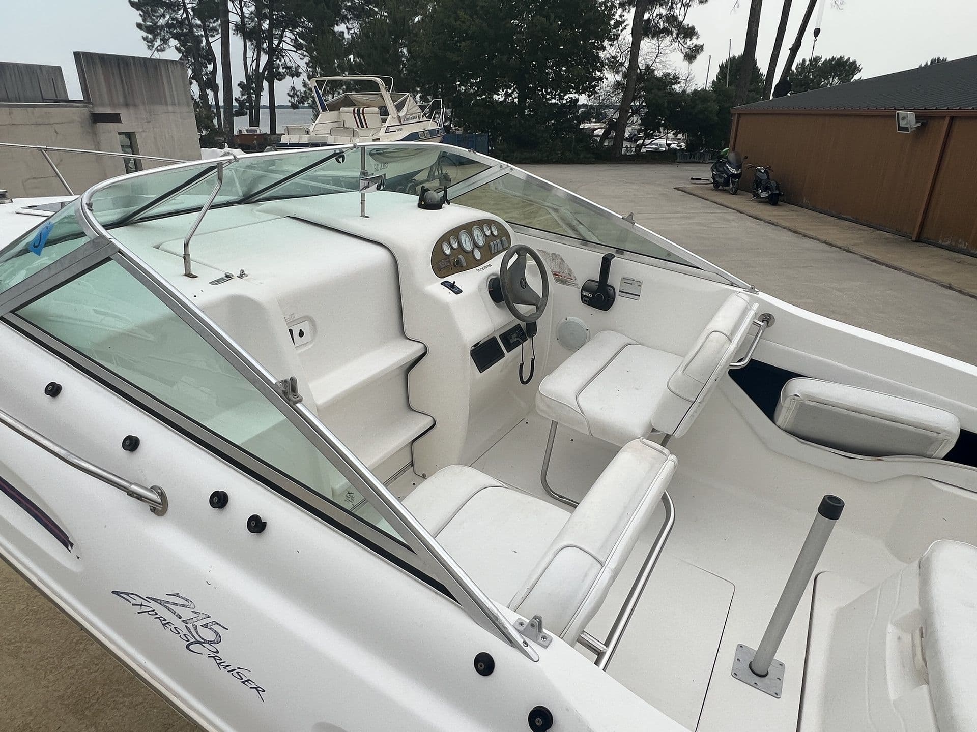 SEA RAY 215 EXPRES CRUISER - Photo 8