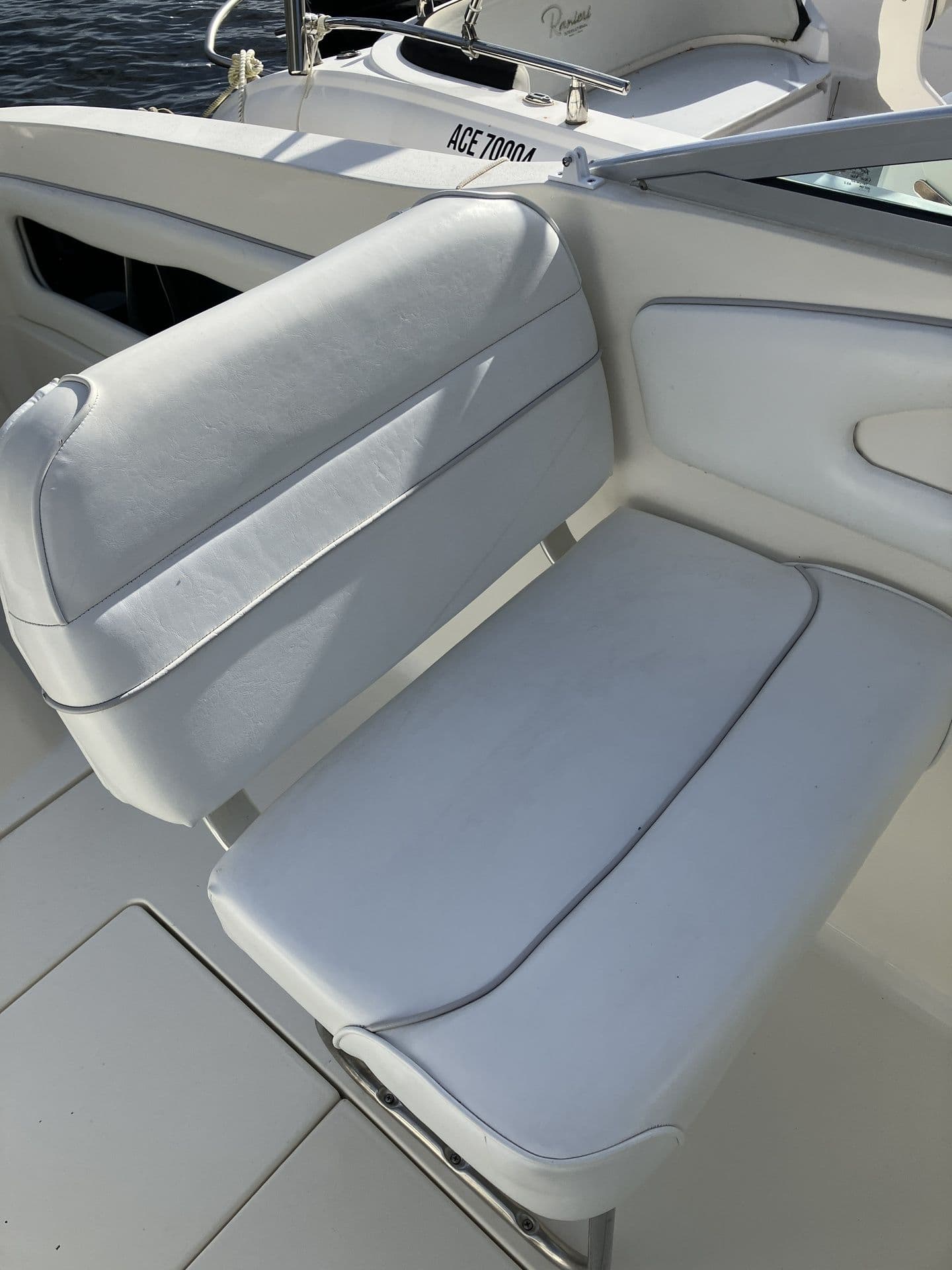 SEA RAY 215 EXPRESS CRUISER - Photo 8