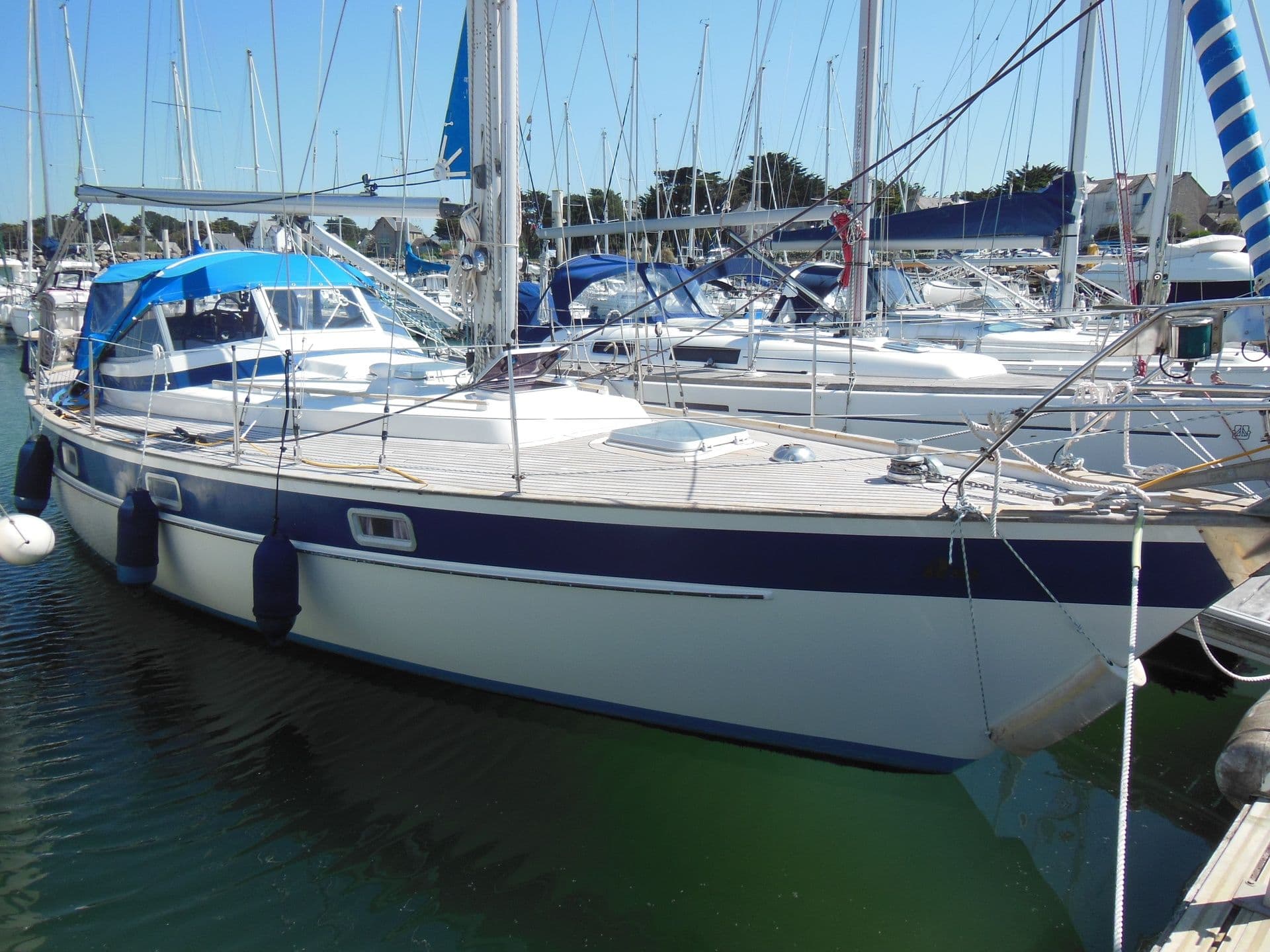 HALLBERG RASSY 352