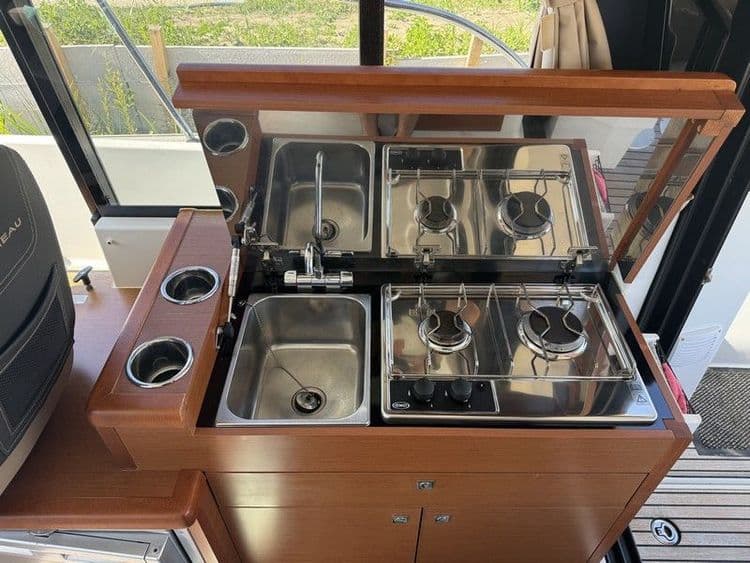 JEANNEAU MERRY FISHER 895 OFFSHORE - Photo 12